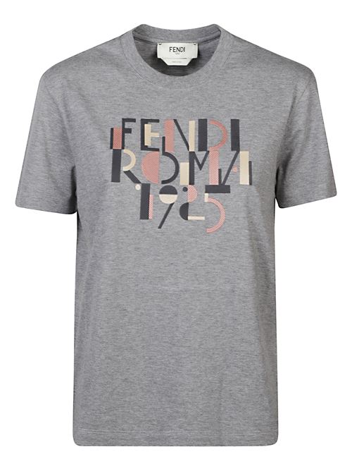 T-shirt grigia di FENDI caratterizzata da stampa Fendi Roma 1925 e dettagli ricamati, maniche corte e girocollo. FENDI | FS7254AVF8F0TAZ