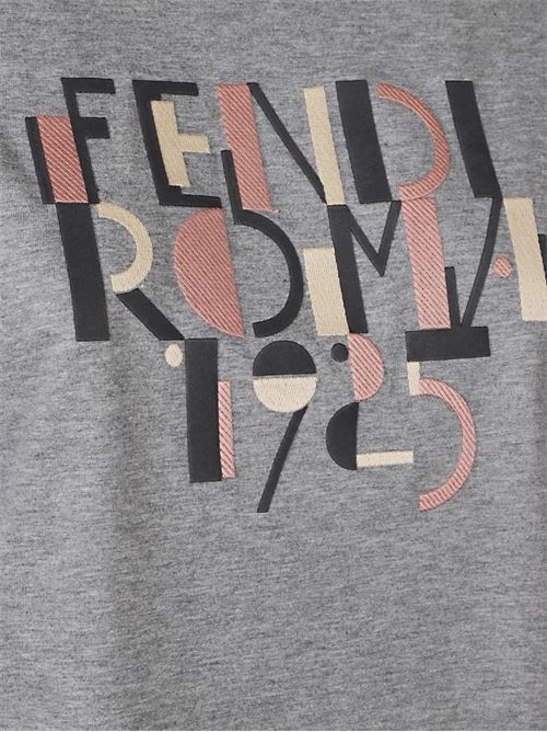 T-shirt grigia di FENDI caratterizzata da stampa Fendi Roma 1925 e dettagli ricamati, maniche corte e girocollo. FENDI | FS7254AVF8F0TAZ