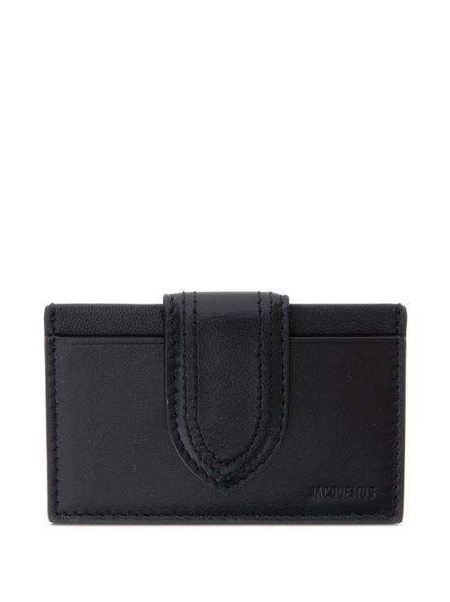 Portacarte in pelle nera di JACQUEMUS caratterizzato da chiusura magnetica con patta e logo impresso frontale. JACQUEMUS | 23HSLW00122AC01C01990