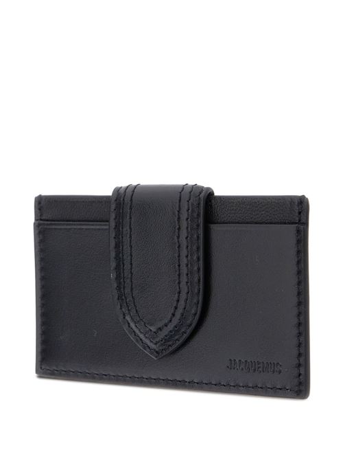 Portacarte in pelle nera di JACQUEMUS caratterizzato da chiusura magnetica con patta e logo impresso frontale. JACQUEMUS | 23HSLW00122AC01C01990