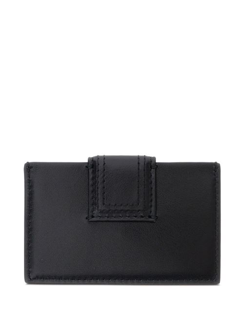 Portacarte in pelle nera di JACQUEMUS caratterizzato da chiusura magnetica con patta e logo impresso frontale. JACQUEMUS | 23HSLW00122AC01C01990