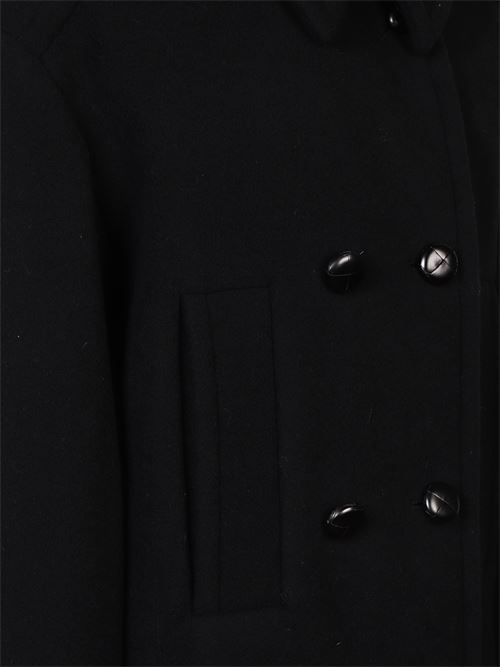 Cappotto corto nero di MARANT caratterizzato dal design a doppiopetto, colletto classico, chiusura gancio e bottoni, spalle scese, tasche a filetto laterali e orlo dritto. MARANT | 25AMA0455FAB1D03I01BK