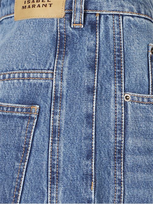 Jeans denim di MARANT caratterizzati da chiusura nascosta con patta e bottone, passanti per cintura, toppa con logo sul retro e classiche cinque tasche. MARANT | 25APA0584FAC3H01I30BU